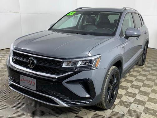 Pure Gray 2023 Volkswagen Taos 1.5T SE