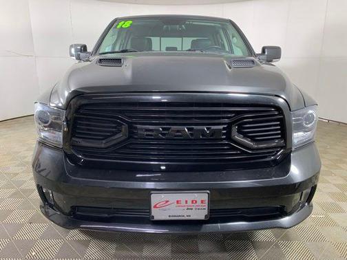 Brilliant Black Crystal Pearlcoat 2018 RAM 1500 Sport