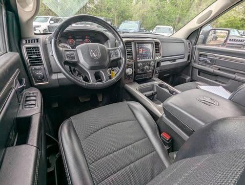 Brilliant Black Crystal Pearlcoat 2018 RAM 1500 Sport
