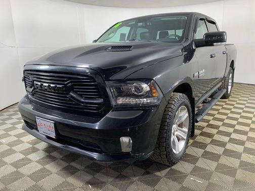 Brilliant Black Crystal Pearlcoat 2018 RAM 1500 Sport