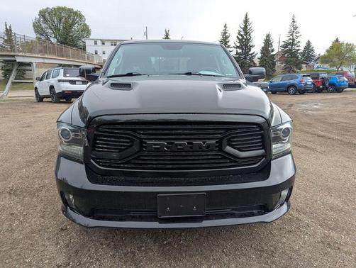 Brilliant Black Crystal Pearlcoat 2018 RAM 1500 Sport