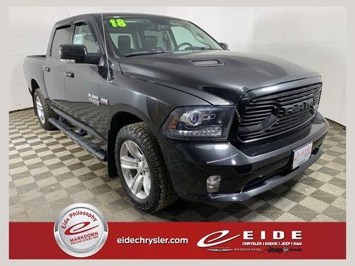 Brilliant Black Crystal Pearlcoat 2018 RAM 1500 Sport