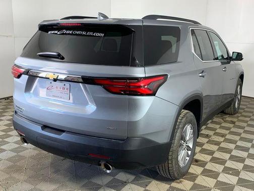 Sterling Gray Metallic 2023 Chevrolet Traverse LT Cloth