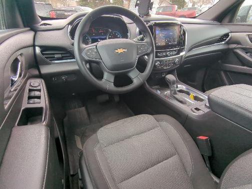 Sterling Gray Metallic 2023 Chevrolet Traverse LT Cloth