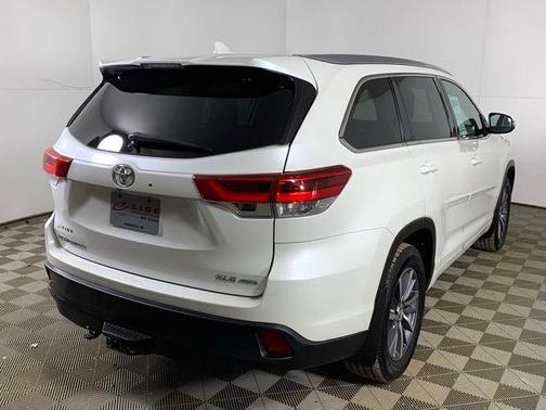 Blizzard Pearl 2017 Toyota Highlander XLE