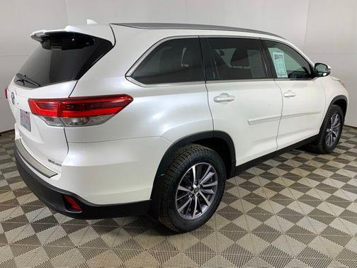 Blizzard Pearl 2019 Toyota Highlander XLE