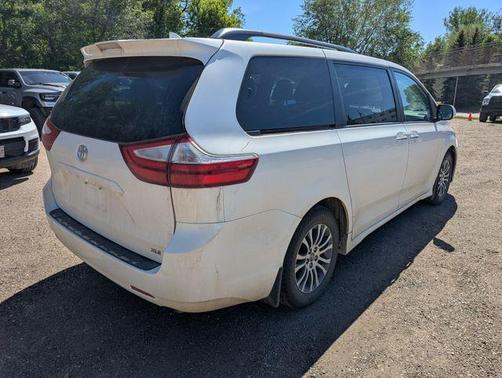 Blizzard Pearl 2019 Toyota Sienna SE