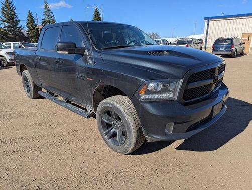 Brilliant Black Crystal Pearlcoat 2018 RAM 1500 Sport