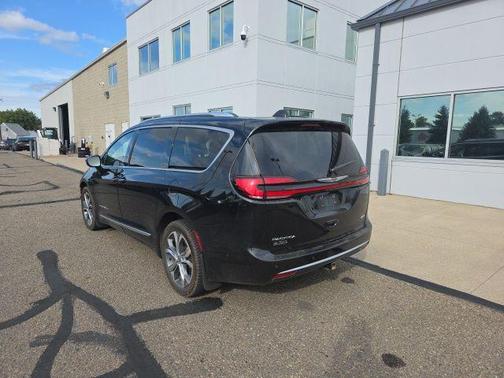 Brilliant Black Crystal Pearlcoat 2021 Chrysler Pacifica L