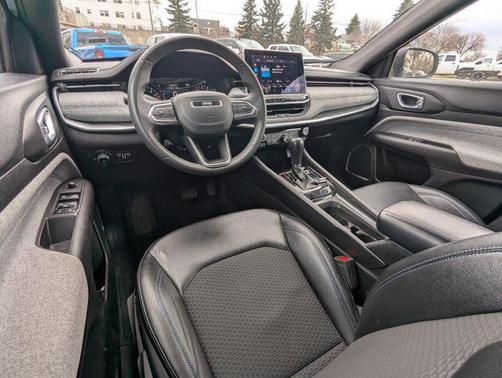 Silver Zynith Metallic Clearcoat 2024 Jeep Compass Latitude