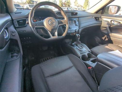 Pearl White Tricoat 2019 Nissan Rogue SV