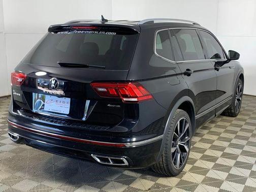 Deep Black Pearl 2022 Volkswagen Tiguan 2.0T SEL R-Line 4MOTION