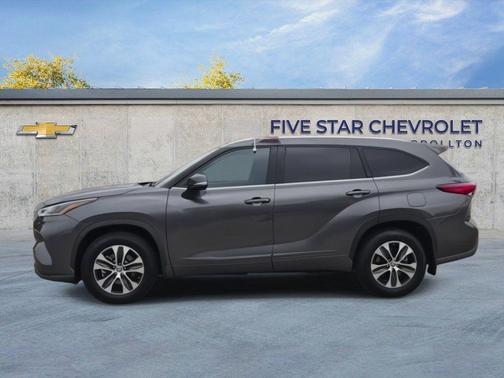 Magnetic Gray Metallic 2021 Toyota Highlander XLE