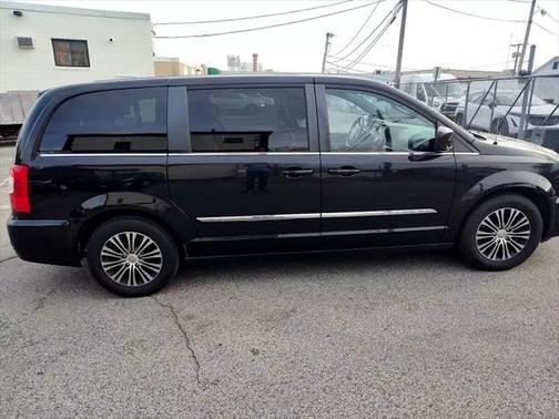 2014 Chrysler Town & Country S