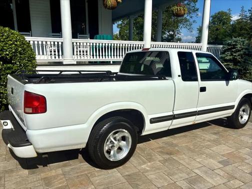 2001 Chevrolet S-10 Base