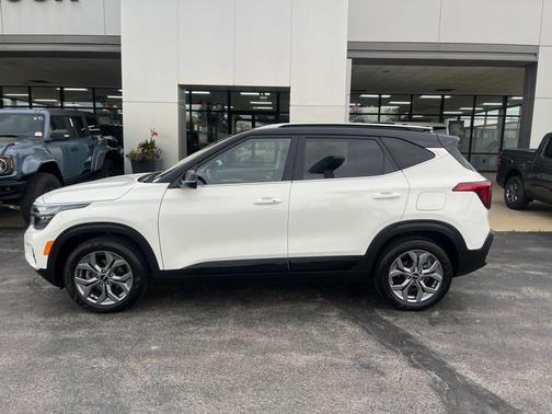 Clear White / Black Roof 2024 Kia Seltos S