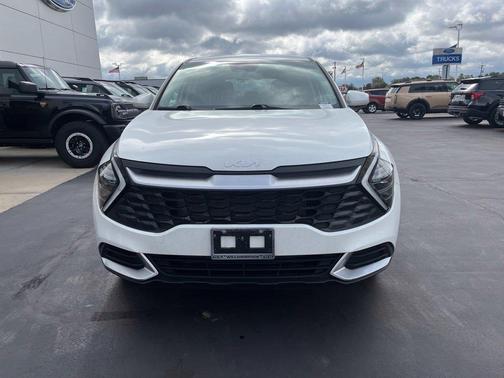 Snow White Pearl 2024 Kia Sportage LX