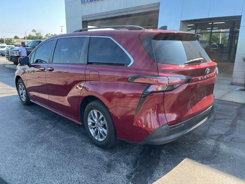 Pearl 2021 Toyota Sienna XLE