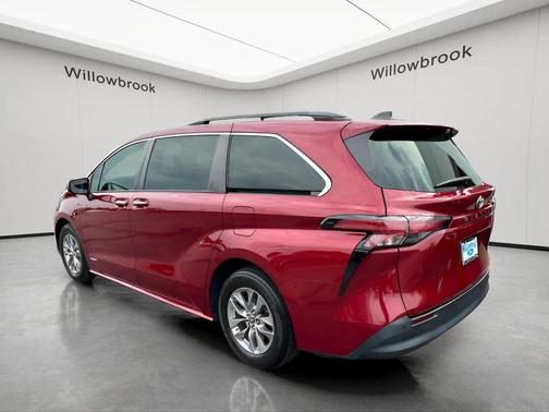 Pearl 2021 Toyota Sienna XLE