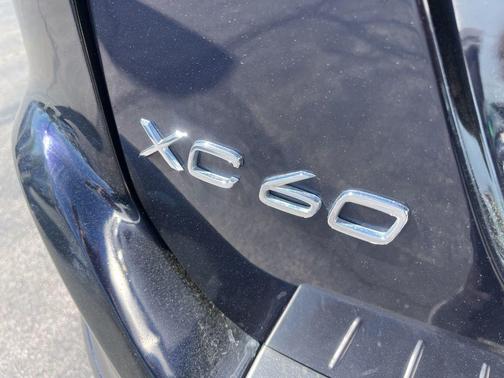 Magic Blue Metallic 2017 Volvo XC60 T6 Dynamic