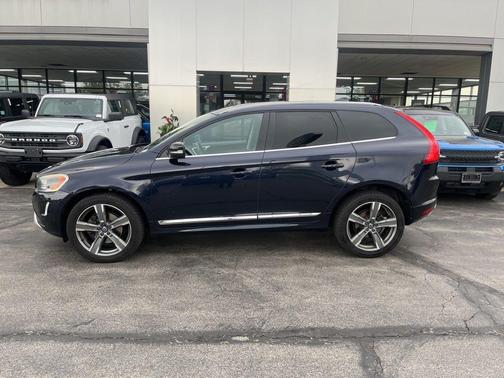 Magic Blue Metallic 2017 Volvo XC60 T6 Dynamic