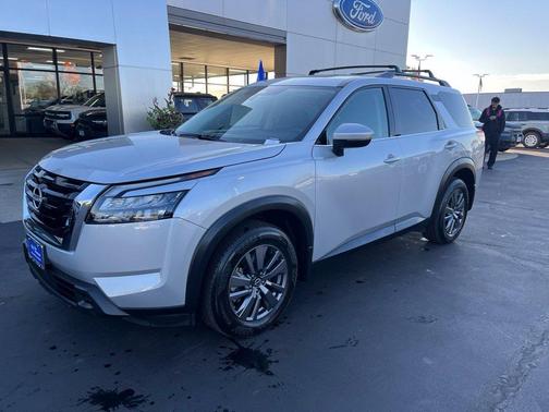 Brilliant Silver Metallic 2023 Nissan Pathfinder SV