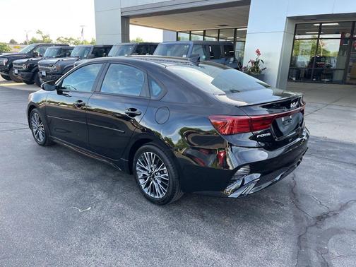 Aurora Black Pearl 2023 Kia Forte GT-Line