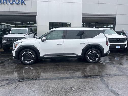 Snow White Pearl 2024 Kia EV9 Land