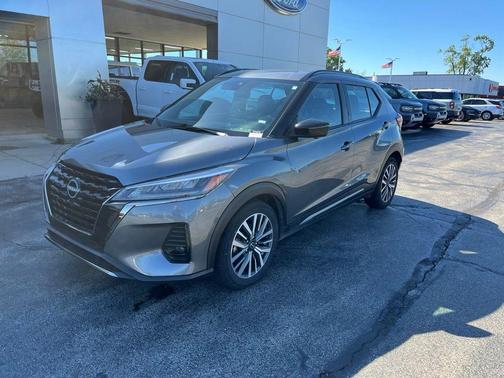 Gun Metallic 2024 Nissan Kicks SR
