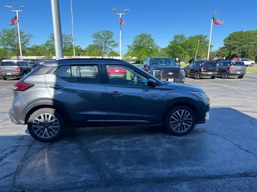 Gun Metallic 2024 Nissan Kicks SR