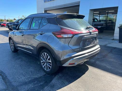 Gun Metallic 2024 Nissan Kicks SR