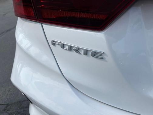Snow White Pearl 2023 Kia Forte LXS