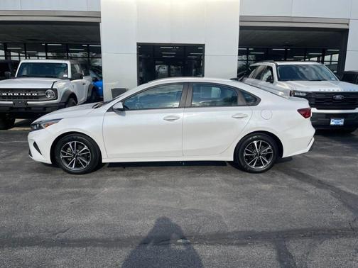 Snow White Pearl 2023 Kia Forte LXS