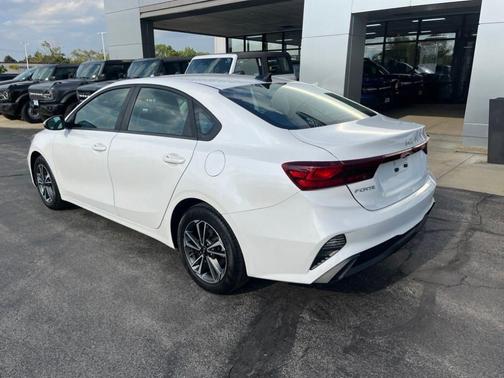 Snow White Pearl 2023 Kia Forte LXS