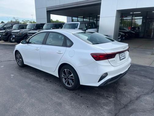 Snow White Pearl 2023 Kia Forte LXS