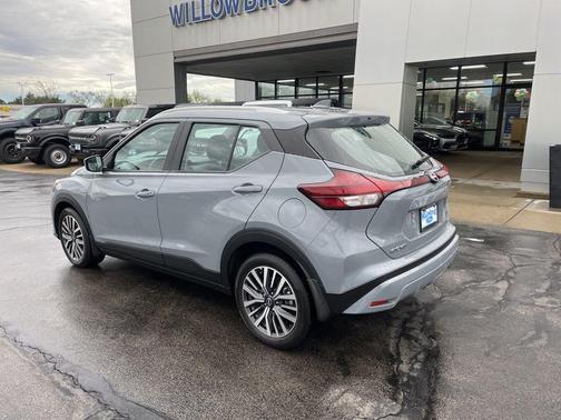 Boulder Gray Pearl 2023 Nissan Kicks SV
