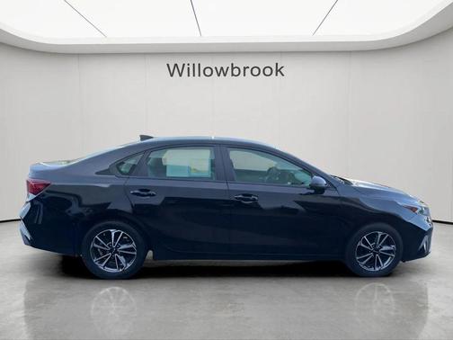 Aurora Black Pearl 2022 Kia Forte LXS