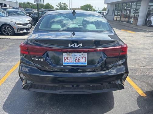 Aurora Black Pearl 2022 Kia Forte LXS