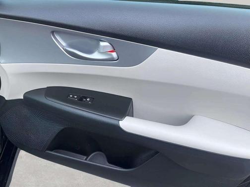Aurora Black Pearl 2022 Kia Forte LXS