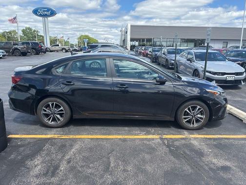 Aurora Black Pearl 2022 Kia Forte LXS