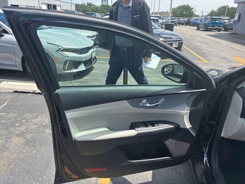 Aurora Black Pearl 2022 Kia Forte LXS