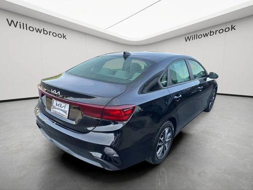 Aurora Black Pearl 2022 Kia Forte LXS