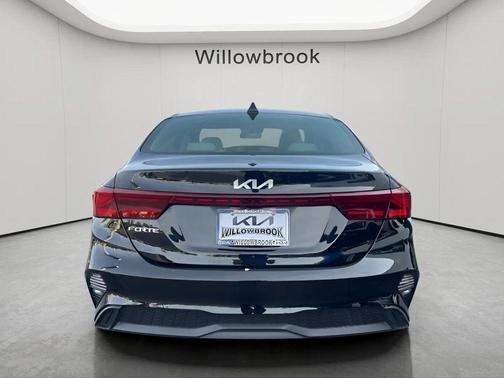 Aurora Black Pearl 2022 Kia Forte LXS