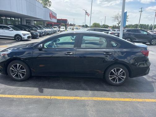 Aurora Black Pearl 2022 Kia Forte LXS