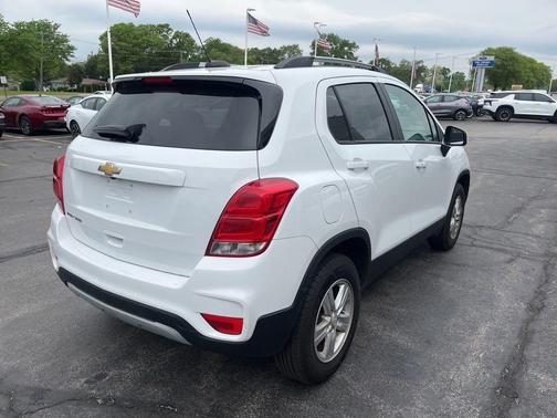 Summit White 2022 Chevrolet Trax LT