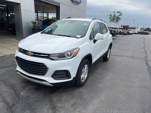 Summit White 2022 Chevrolet Trax LT