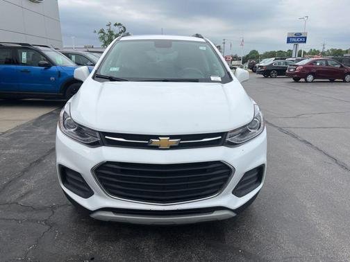 Summit White 2022 Chevrolet Trax LT