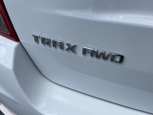 Summit White 2022 Chevrolet Trax LT