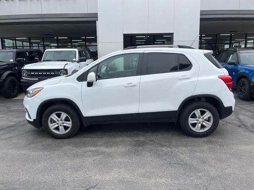 Summit White 2022 Chevrolet Trax LT