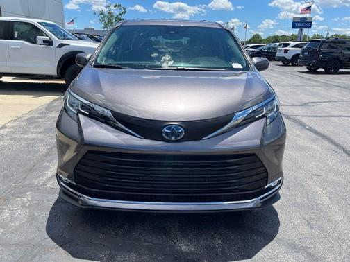 Predawn Gray Mica 2023 Toyota Sienna XLE